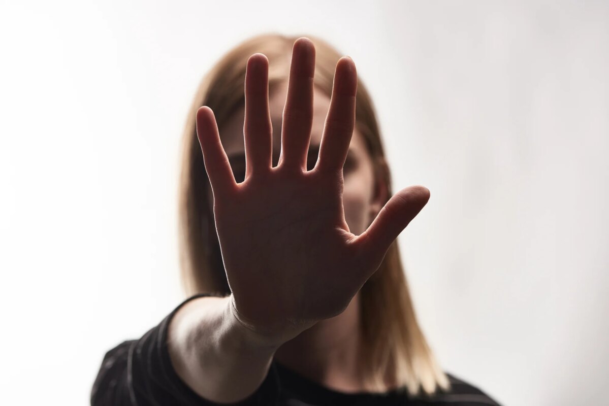 Gerente tenta beijar aprendiz à força e é demitido